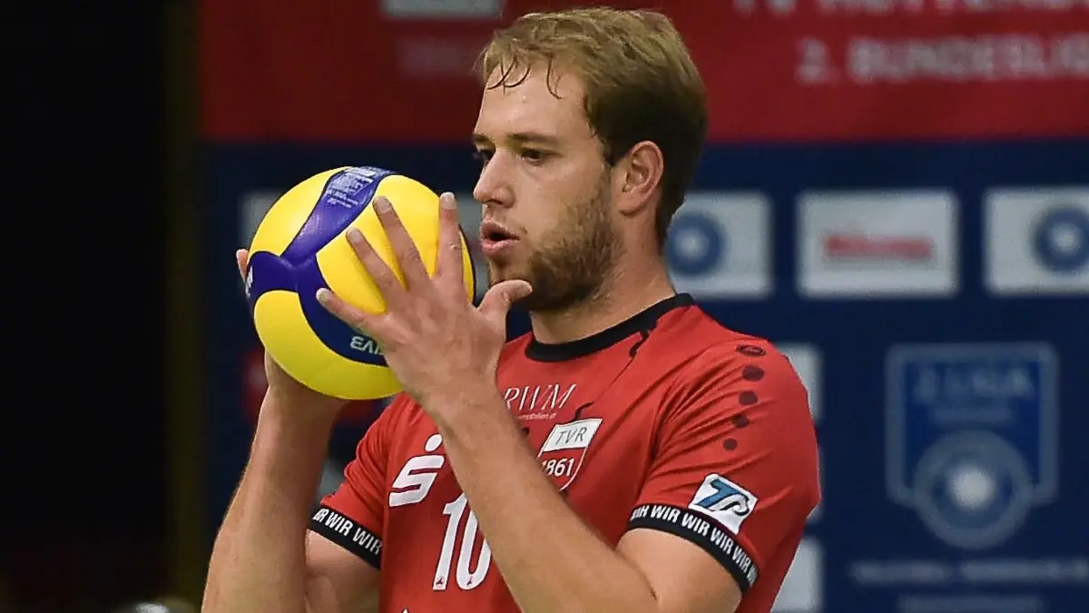 TV Rottenburg vs. SV Schwaig, Volleyball, 2. Bundesliga Sued, 3. Spieltag, Spiel 5524, Saison 2025/2026, 04.10.2025: Jannik Lehmann (TV Rottenburg, #10) konzentriert sich auf den Aufschlag
TV Rottenburg vs. SV Schwaig, Volleyball, 2. Bundesliga Sued, 3. Spieltag, Spiel 5524, Saison 2025/2026, 04.10.2025,
Foto: Eibner-Pressefoto/Ralph Kunze