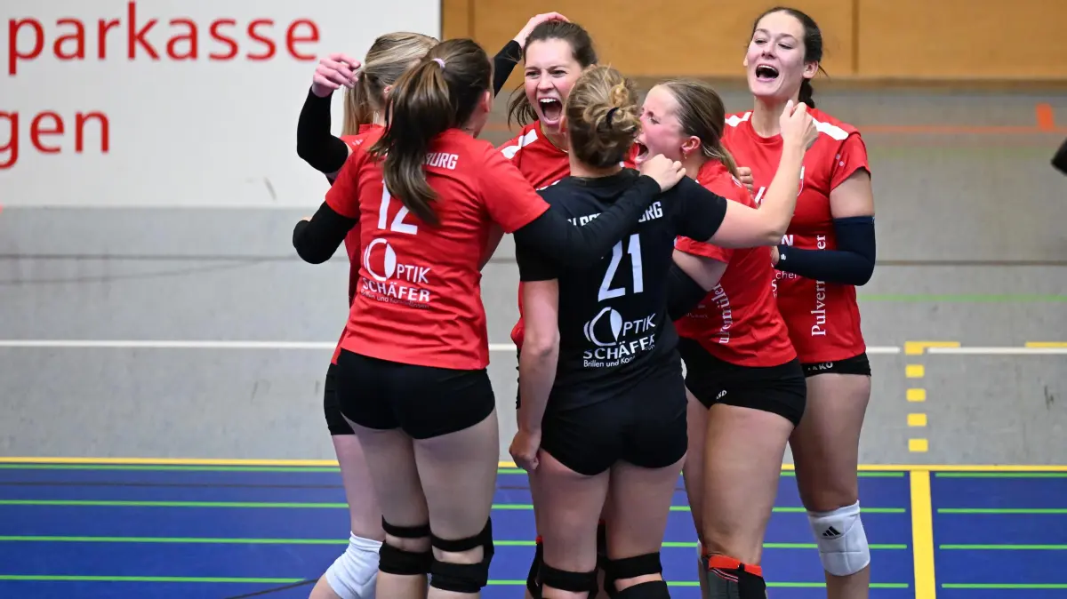 Volleyball Regionalliga Damen FV Tübinger Modell - TV Rottenburg: Volleyball Regionalliga Damen FV Tübinger Modell - TV Rottenburg, 04.10.2025 - Jubel Rottenburg - vlnr. Laura Frese (verdeckt), Johanna Gräser (12), die strahlende Anna Hauser, Alena Junge (21), Julian Uhr und Julia Reich
Foto: Axel Grundler