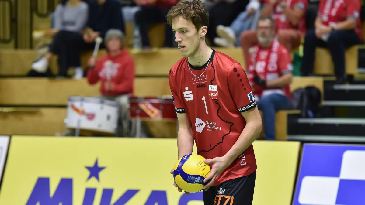 TV Rottenburg vs. SV Schwaig, Volleyball, 2. Bundesliga Sued, 3. Spieltag, Spiel 5524, Saison 2025/2026, 04.10.2025: Dominik Marjanovic (TV Rottenburg, #01) beim Aufschlag
TV Rottenburg vs. SV Schwaig, Volleyball, 2. Bundesliga Sued, 3. Spieltag, Spiel 5524, Saison 2025/2026, 04.10.2025,
Foto: Eibner-Pressefoto/Ralph Kunze