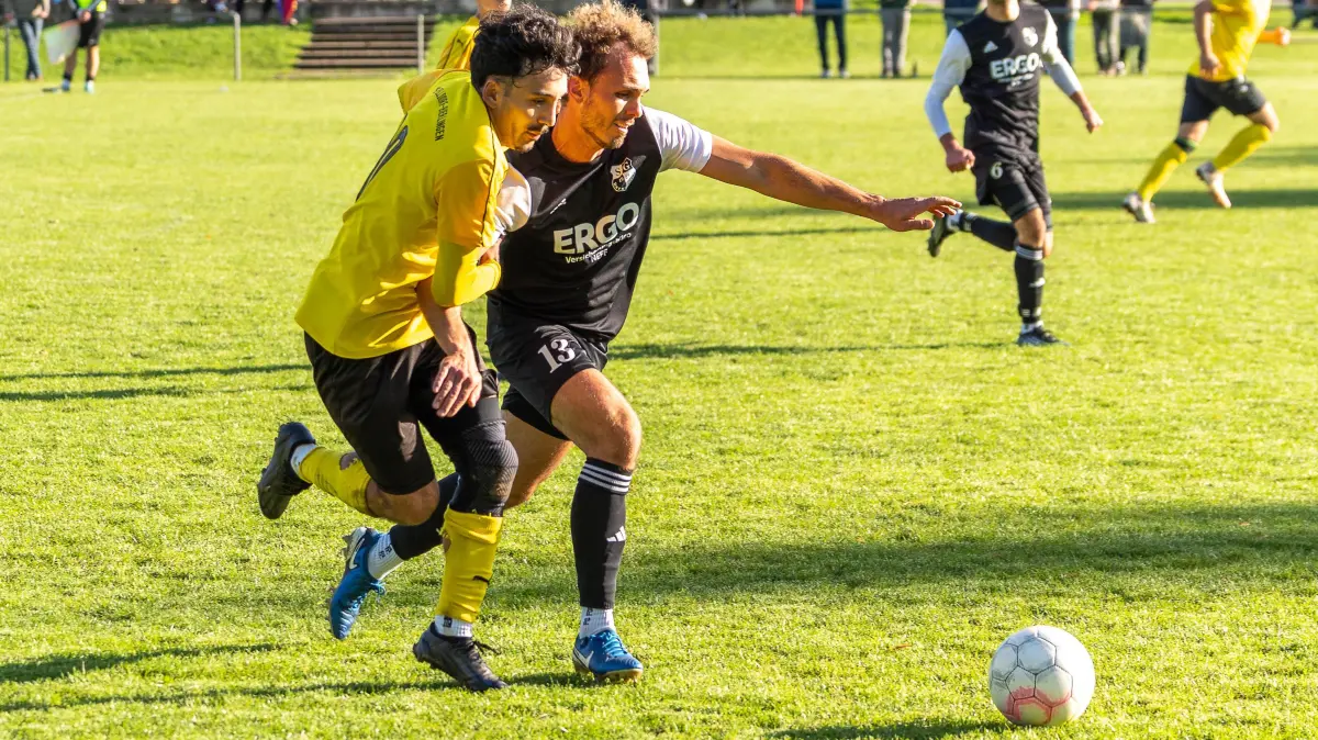 SG Felldorf-Bierlingen vs. SG Dornstetten, Fussball, Bezirksliga, 7. Spieltag, Spielzeit 2025/2026, 05.10.2025, Foto: Eibner-Pressefoto/Michael Maehrle: Dogukan Kilicaslan (SG Felldorf-Bierlingen, #10), David Odenbach (SG Dornstetten, #13), SG Felldorf-Bierlingen vs. SG Dornstetten, Fussball, Bezirksliga, 7. Spieltag, Spielzeit 2025/2026, 05.10.2025, Foto: Eibner-Pressefoto/Michael Maehrle