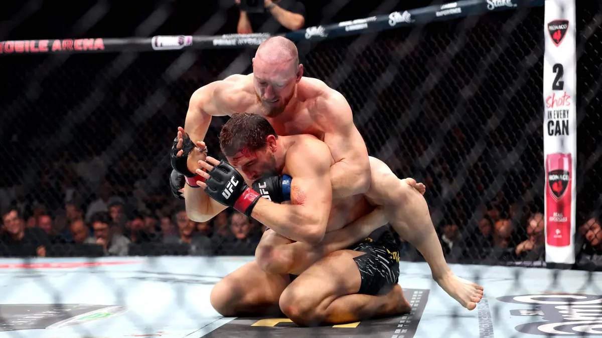 UFC 320: Ankalaev v Pereira 2: LAS VEGAS, NEVADA - OCTOBER 04: Joe Pyfer of the United States fights Abus Magomedov of Germany during a middleweight bout in UFC 320: Ankalaev vs Pereira 2 at T-Mobile Arena on October 04, 2025 in Las Vegas, Nevada. Sean M. Haffey/Getty Images/AFP (Photo by Sean M. Haffey / GETTY IMAGES NORTH AMERICA / Getty Images via AFP)