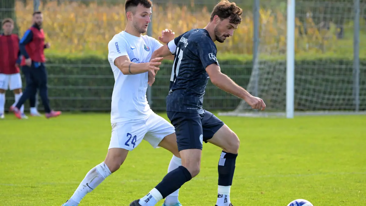 Calcio Leinfelden-Echterdingen vs. Young Boys Reutlingen Fussball, Verbandsliga , 10.Spieltag, Saison 2025/2026, 05.10.2025 : Stefan Todorovic (Calcio Leinfelden-Echterdingen, #24) im Zweikampf mit Hakan Aktepe (Young Boys Reutlingen, #17)
Calcio Leinfelden-Echterdingen vs. Young Boys Reutlingen
Fussball, Verbandsliga , 10.Spieltag, Saison 2025/2026, 05.10.2025
Foto: Eibner-Pressefoto/ Tobias Baur