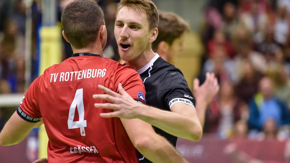 TV Rottenburg vs. SV Schwaig, Volleyball, 2. Bundesliga Sued, 3. Spieltag, Spiel 5524, Saison 2025/2026, 04.10.2025: Freude, Jubel, Jakob Elsaesser (TV Rottenburg, #04) und Robin Leber (TV Rottenburg, #11)
TV Rottenburg vs. SV Schwaig, Volleyball, 2. Bundesliga Sued, 3. Spieltag, Spiel 5524, Saison 2025/2026, 04.10.2025,
Foto: Eibner-Pressefoto/Ralph Kunze