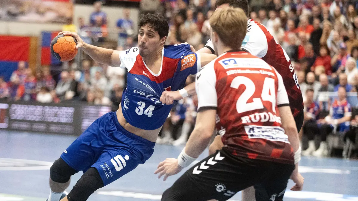 HBW Balingen Weilstetten vs. HSG Nordhorn Lingen, Handball, 2. Bundesliga, 6. Spieltag, Saison 2025/2026, 04.10.2025: Yonatan Dayan, (HBW Balingen Weilstetten, #34), l., gegen Elias Ruddat (HSG Nordhorn Lingen, #24),
HBW Balingen Weilstetten vs. HSG Nordhorn Lingen, Handball, 2. Bundesliga, 6. Spieltag, Saison 2025/2026, 04.10.2025
Eibner-Pressefoto/Andreas Ulmer