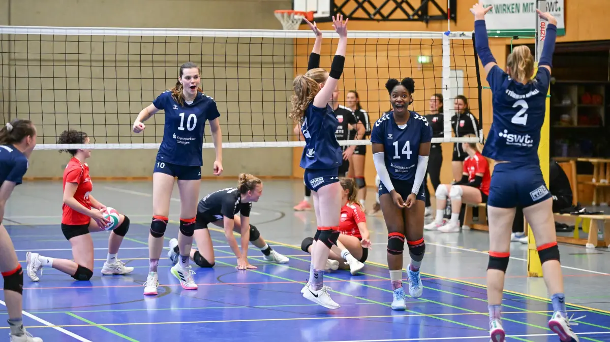 Volleyball Regionalliga Damen FV Tübinger Modell - TV Rottenburg: Volleyball Regionalliga Damen FV Tübinger Modell - TV Rottenburg, 04.10.2025 - während die Rottenburgerinnen geschlagen auf dem Boden sind, feieren Julia Forschner (10), Hannah Krug (3.v.r), Abouem Oceanne (12) und Marie Koloseus (2, alle Tübinger Modell)
Foto: Axel Grundler