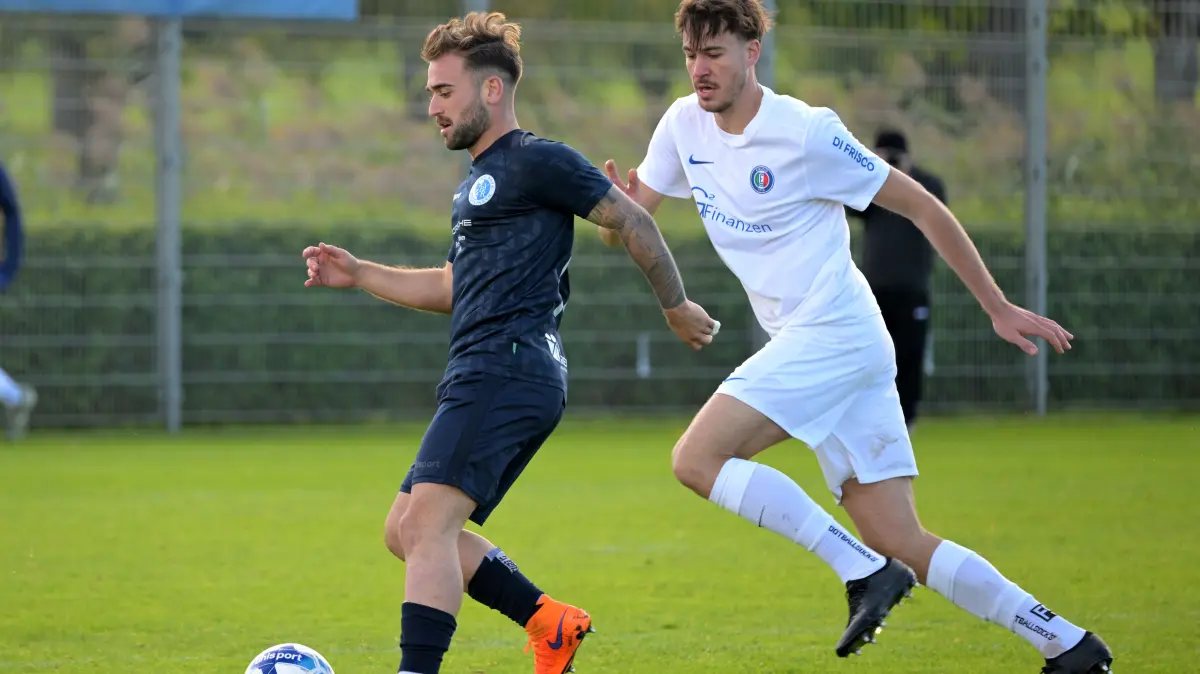 Calcio Leinfelden-Echterdingen vs. Young Boys Reutlingen Fussball, Verbandsliga , 10.Spieltag, Saison 2025/2026, 05.10.2025 : Christos Chatzimalousis (Young Boys Reutlingen, #10) im Zweikampf mit Julian Unger (Calcio Leinfelden-Echterdingen, #21)
Calcio Leinfelden-Echterdingen vs. Young Boys Reutlingen
Fussball, Verbandsliga , 10.Spieltag, Saison 2025/2026, 05.10.2025
Foto: Eibner-Pressefoto/ Tobias Baur