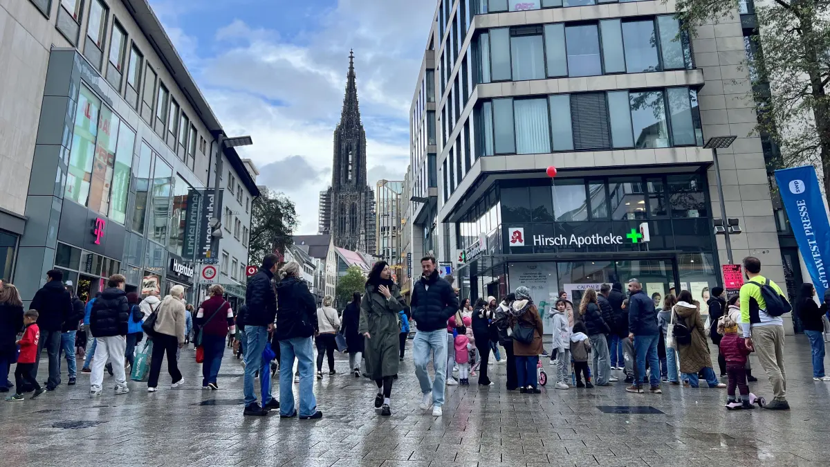 Es ist Herbst! Das war am verkaufsoffenen Sonntag am 5. Oktober im Ulm deutlich zu spüren. Bei 12 Grad und Sonne-Wolken-Mix kamen trotzdem viele in die City zum Einkaufen.