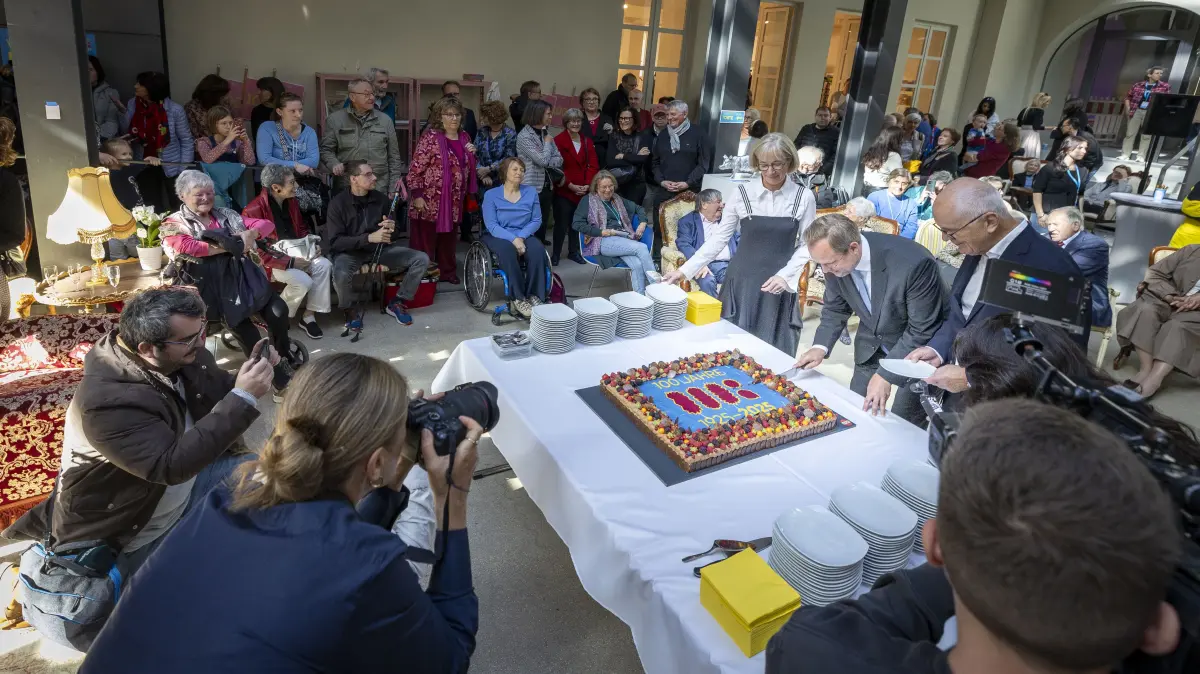 100 Jahre Museum Ulm – Anschnitt Geburtstagstorte mit OB Martin Ansbacher