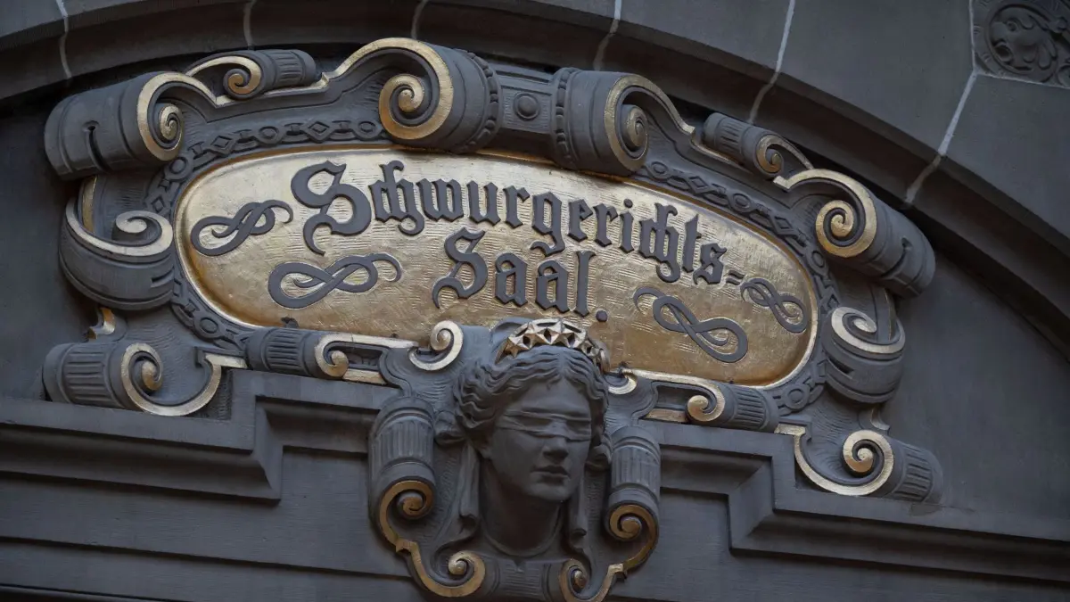 Justizgebäude in Tübingen: ARCHIV - 09.02.2022, Baden-Württemberg, Tübingen: Ein Schild weist auf den Schwurgerichtssaal im Justizgebäude, in dem sich das Amtsgericht und das Landgericht Tübingen befinden, hin. (zu dpa: «Prozess: Mann aus Fenster gestoßen und vergewaltigt») Foto: Marijan Murat/dpa +++ dpa-Bildfunk +++