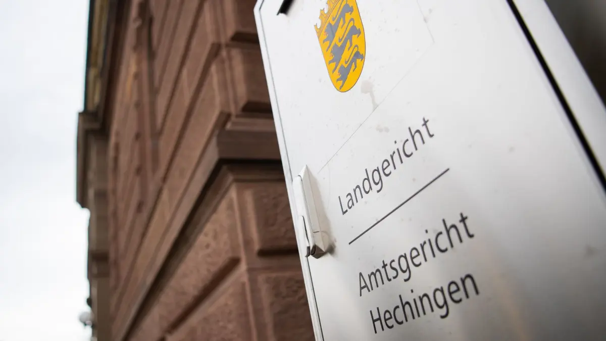 ARCHIV - 24.10.2019, Baden-Württemberg, Hechingen: Ein Schild mit der Aufschrift Landgericht und Amtsgericht hängt vor dem Landgericht in Hechingen. (zu dpa: «Prozess um totes Baby in Waschmaschine - Mutter vor Gericht») Foto: Tom Weller/dpa +++ dpa-Bildfunk +++