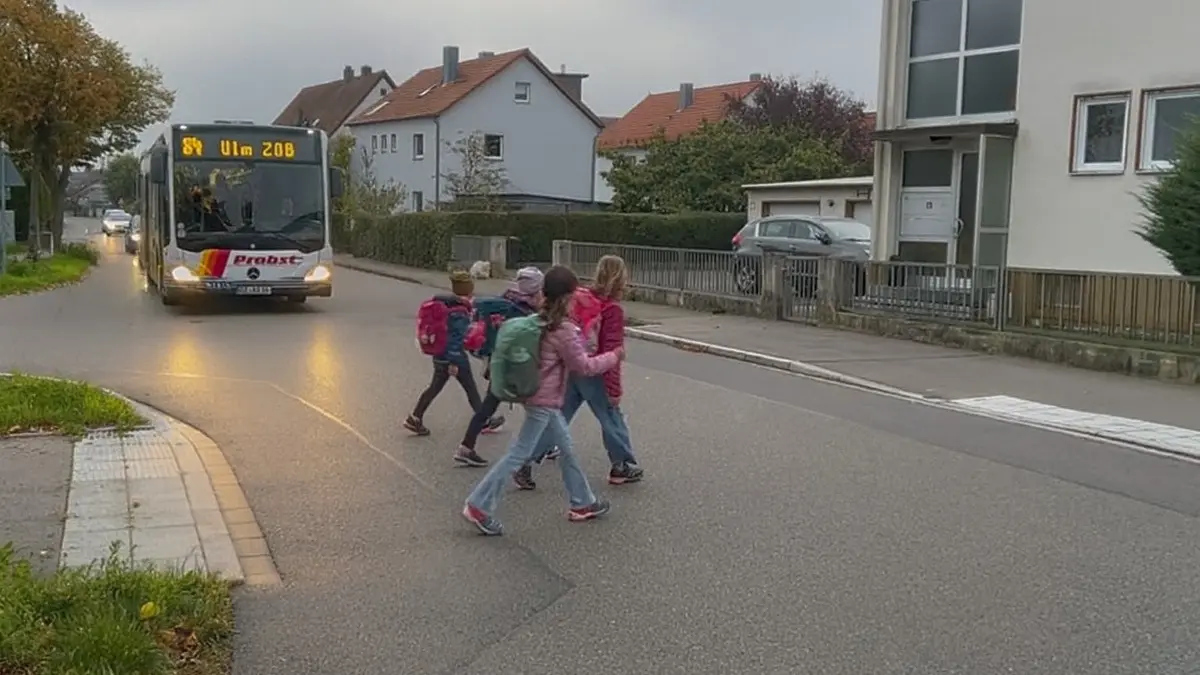 Hier fehlt ein Zebrastreifen, meinen zahlreiche Eltern in Burlafingen.