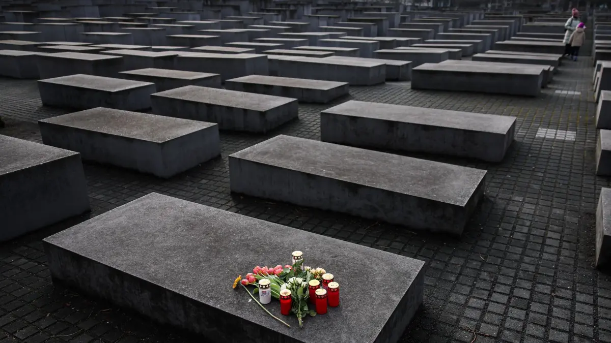 Holocaust Mahnmal: ARCHIV - 27.02.2025, Berlin: Blumen und Kerzen wurden auf einer Stehle am Denkmal für die ermordeten Juden Europas niedergelegt. (zu dpa: «Verfassungsschutz: Zunehmende Gewaltbereitschaft gegen Juden») Foto: Hannes P. Albert/dpa +++ dpa-Bildfunk +++