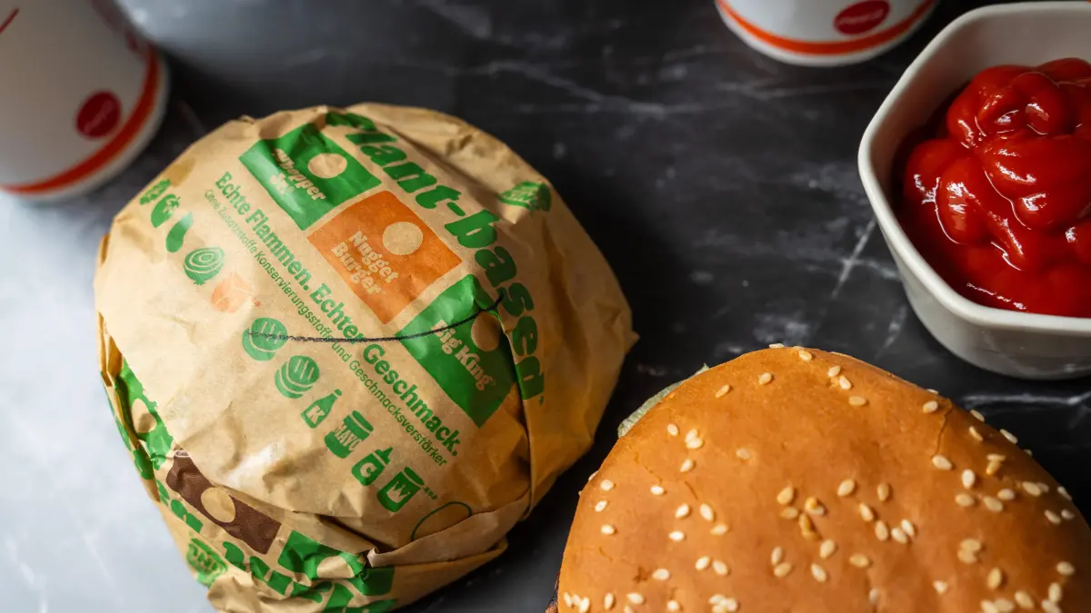 Augsburg, Bavaria, Germany - March 16, 2024: Plant-based hamburger from the fast food chain Burger King. Meat substitute: Augsburg, Bavaria, Germany - March 16, 2024: Plant-based hamburger from the fast food chain Burger King. Meat substitute for a vegan diet *** Plant-Based Hamburger von der Fastfood Kette Burger King. Fleischersatz für vegane Ernährung