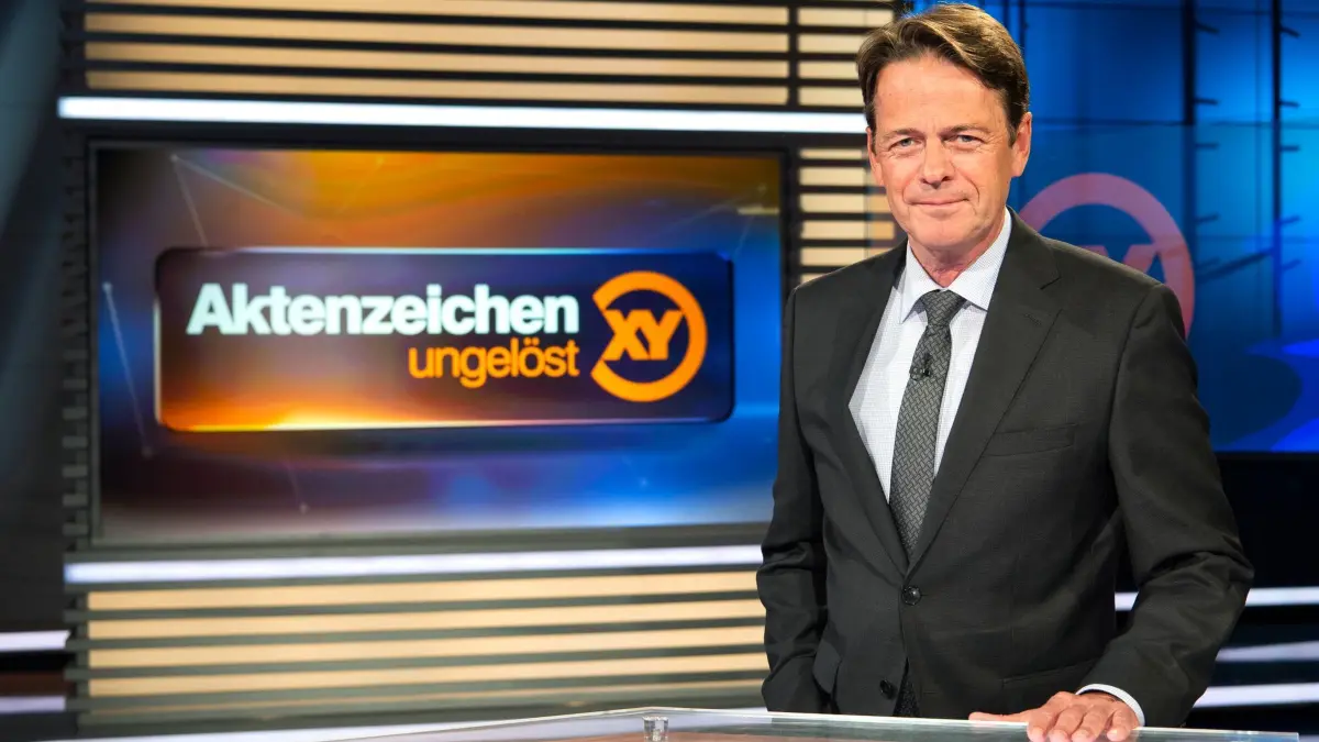 Moderator Rudi Cerne: ARCHIV - 05.02.2019, Bayern, Grünwald: ZDF-Moderator Rudi Cerne im Studio der Sendung «Aktenzeichen XY ... ungelöst». (zu dpa: «Messerattacke in Kinderbeuern ist Fall bei «Aktenzeichen XY»») Foto: Sina Schuldt/dpa +++ dpa-Bildfunk +++