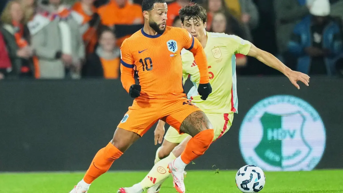 Memphis Depay: ARCHIV - 20.03.2025, Niederlande, Rotterdam: Fußball: Nations League A, Niederlande - Spanien, Play-off-Runde, Viertelfinale, Hinspiele: Der Niederländer Memphis Depay (l) dribbelt neben dem Spanier Robin Le Normand. (zu dpa: «Pass geklaut: Torjäger Depay verspätet beim Oranje-Team») Foto: Peter Dejong/AP/dpa +++ dpa-Bildfunk +++