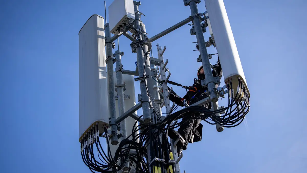 Mobilfunk-Antennen: ARCHIV - 21.01.2025, Bayern, Nürnberg: Ein Techniker der Deutschen Telekom führt an einem Mobilfunkmast eine Reparturarbeit an einer aktiven 5G-Antenne (3,6 Ghz) durch. (zu dpa: «Durch die 5G-Netze rauschen so viele Daten wie noch nie») Foto: Daniel Karmann/dpa +++ dpa-Bildfunk +++