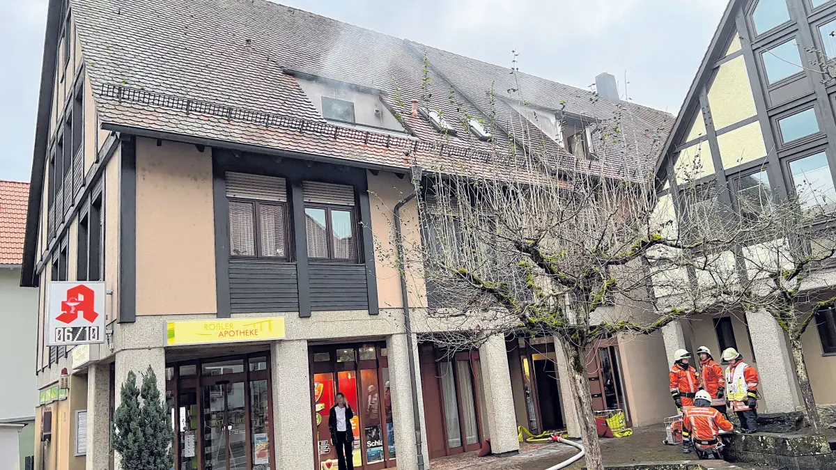 Aus dem Fenster einer Wohnung im Obergeschoss eines Geschäftshauses in der Hohenloher Straße in Untermünkheim dringt Rauch.
