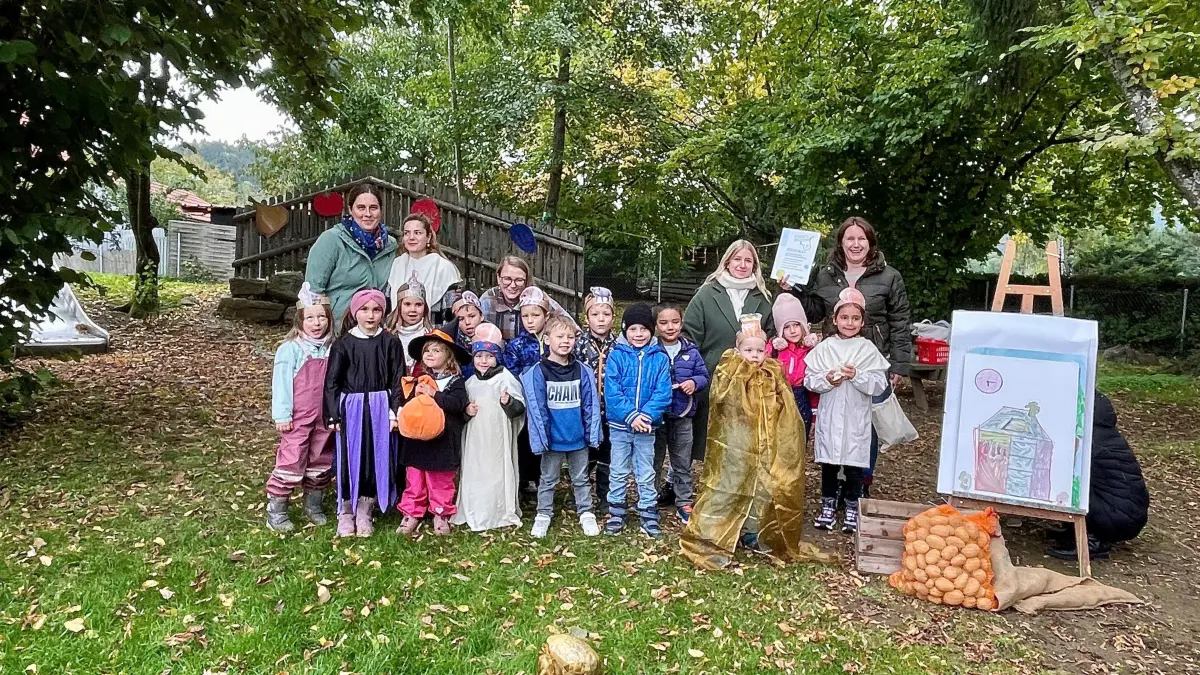 Der kleine Kartoffelkönig kugelt durch die Welt: Die Kinder aus der "Villa Kunterbunt" in Frommern führten beim Gemüsefest ein Theaterstück auf.
