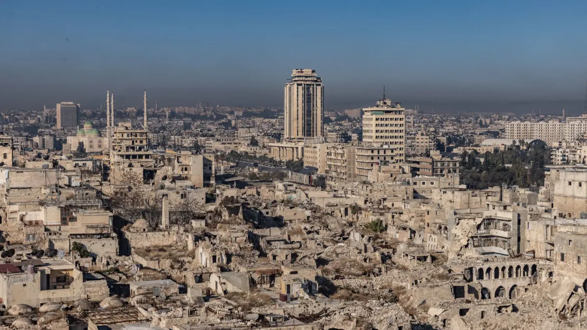 Bürgerkrieg in Syrien: ARCHIV - 30.11.2024, Syrien, Aleppo: Gesamtansicht von Aleppo, nachdem die bewaffneten Oppositionskräfte die Kontrolle über die Stadt übernommen haben (zu dpa: «Bericht: Waffenruhe in Aleppo nach gewaltsamen Gefechten») Foto: Anas Alkharboutli/dpa +++ dpa-Bildfunk +++
