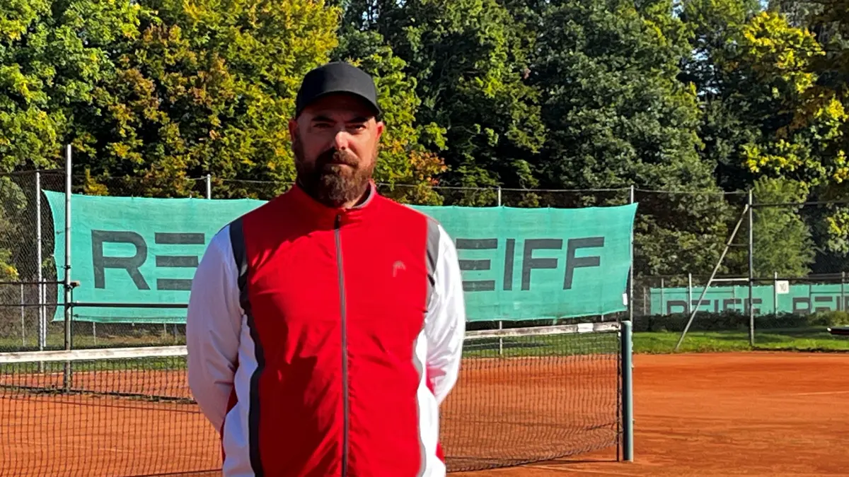 Kennt den Tennissport in unterschiedlichen Vereinen und in unterschiedlichen Funktionen: Benjamin Genähr, Tennistrainer und Teammanager der Regionalliga-Mannschaft des TV Reutlingen.