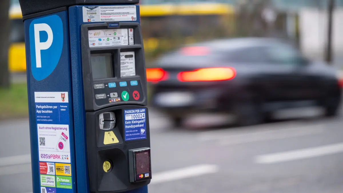Parkautomat: ARCHIV - 02.02.2024, Berlin: Ein Parkautomat steht am Straßenrand in einer Parkzone im Bezirk Tiergarten, während im Hintergrund ein Auto vorbeifährt. (zu dpa: «Mehr zahlen fürs Parken: Städte in Hessen passen Gebühren an») Foto: Monika Skolimowska/dpa +++ dpa-Bildfunk +++