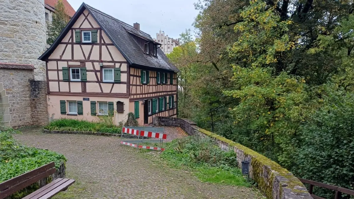 Das Gebäude, in dem das Vellberger Heimatmuseum untergebracht ist, hat Risse bekommen. Darüber hinaus hat sich die Stützmauer gesetzt.