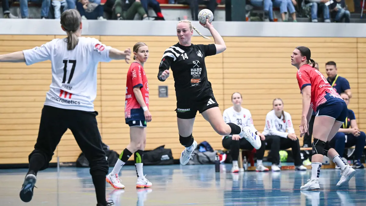Handball Oberliga Frauen 2025/2026 27.09.2025 SG Dornstetten - SG H2Ku Herrenberg : Handball Oberliga Frauen 2025/2026
27.09.2025
SG Dornstetten - SG H2Ku Herrenberg
Alissa Lohmueller (Mitte, SG Dornstetten) gegen Saskia Schmidt (re, SG H2Ku Herrenberg) und Torhueterin Alexandra Harm (li, SG H2Ku Herrenberg)
FOTO: Pressefoto ULMER / Markus Ulmer xxNOxMODELxRELEASExx