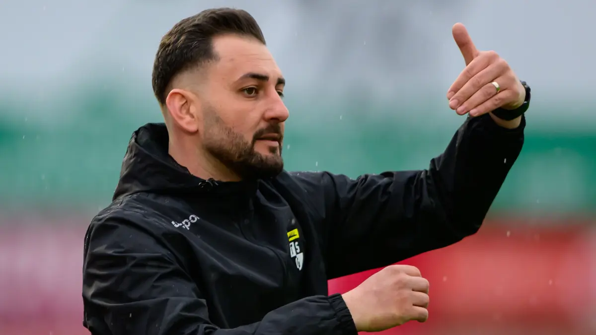 Mit Leidenschaft, klaren Prinzipien und einem besonderen Gespür für junge Talente formt Cheftrainer Mehmet Akbaba (37) die U19 der TSG Balingen – und sorgt für einen starken Start des Aufsteigers in die Oberliga-Saison.
