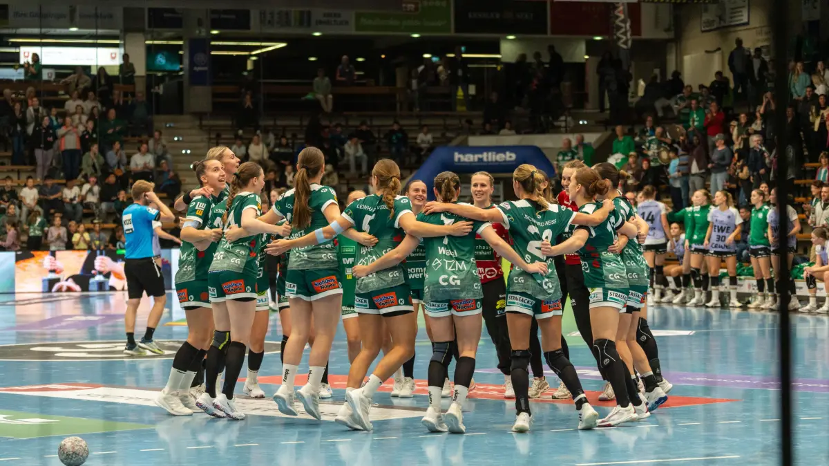 Frisch Auf Goeppingen Frauen vs. VfL Oldenburg, Handball, Bundesliga, 08. Spieltag, Saison 2025/2026, 08.10.2025: Frisch Auf Goeppingen bejubelt den Sieg,
Frisch Auf Goeppingen Frauen vs. VfL Oldenburg, Handball, Bundesliga, 08. Spieltag, Saison 2025/2026, 08.10.2025,
Foto: Eibner-Pressefoto/Max Vogel