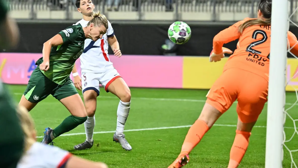 VfL Wolfsburg - Paris St. Germain: 08.10.2025, Niedersachsen, Wolfsburg: Fußball, Frauen: Champions League, VfL Wolfsburg - Paris St. Germain, Vorrunde, 1. Spieltag, AOK Stadion. Alexandra Popp (VfL Wolfsburg) köpft das Tor zum 3:0. Foto: Swen Pförtner/dpa +++ dpa-Bildfunk +++