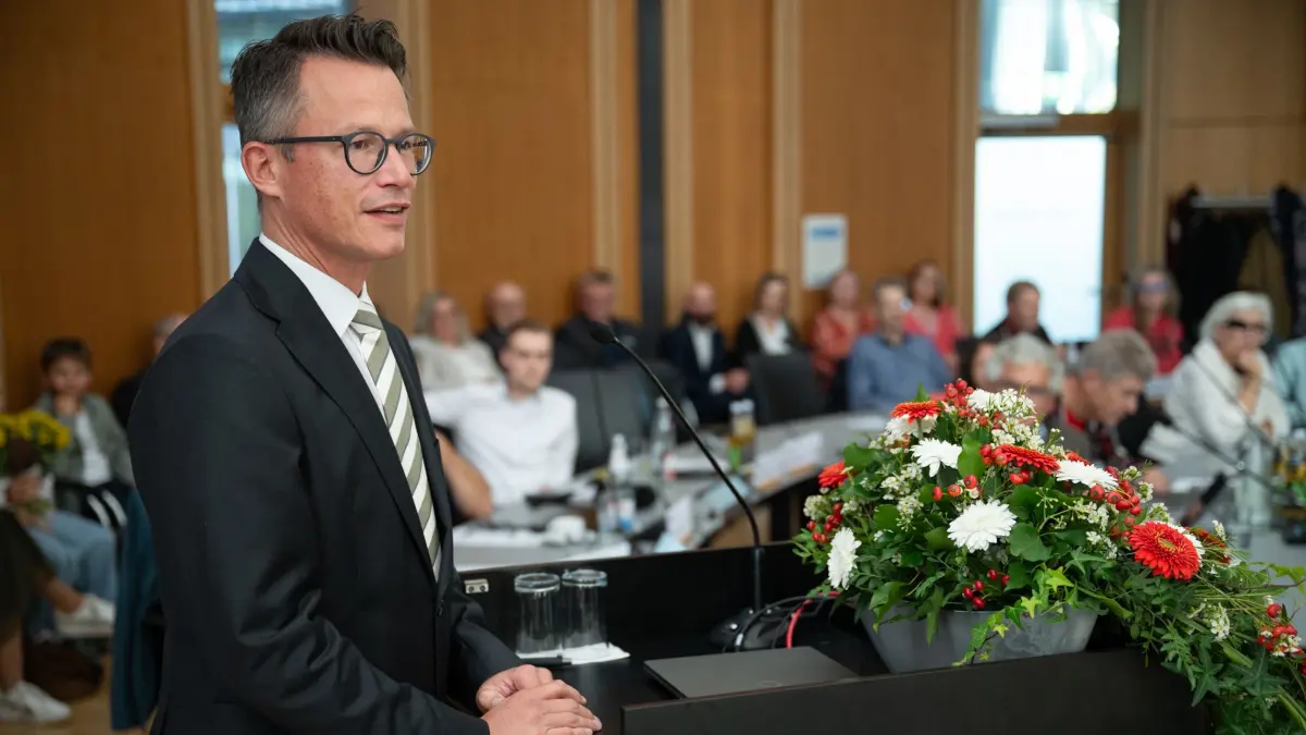 Hendrik Bednarz (SPD) wird als neuer Landrat vereidigt in der Kreistagssitzung am 8.10.25., hier bei seiner Ansprache