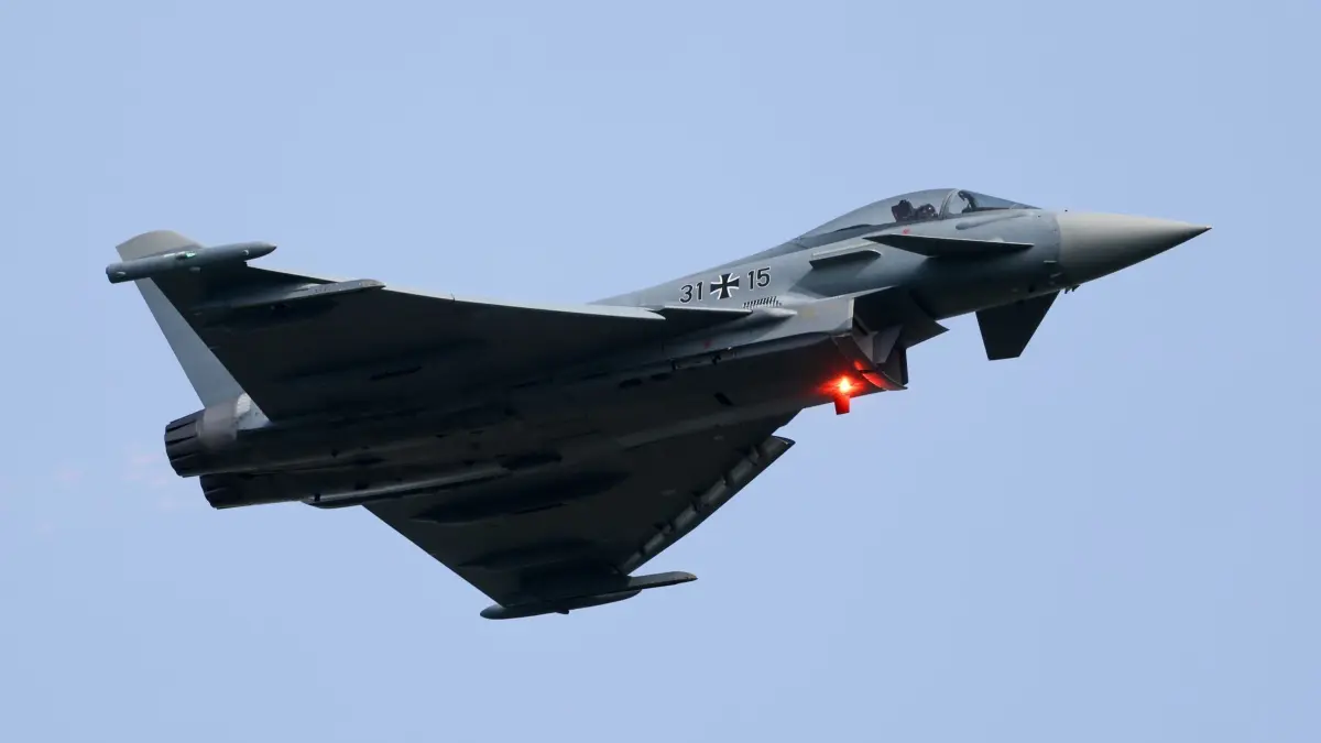 Eurofighter bei Übungsflug am Luftwaffenstützpunkt Nörvenich: ARCHIV - 04.06.2025, Nordrhein-Westfalen, Nörvenich: Ein Eurofighter der Luftwaffe bei einem Übungsflug am Luftwaffenstützpunkt Nörvenich. (zu dpa: «Bundeswehr bekommt 20 neue Kampfjets») Foto: Christoph Reichwein/dpa +++ dpa-Bildfunk +++