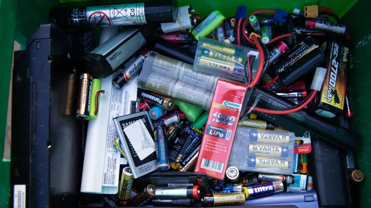 Batterien in Mülltonnen: ARCHIV - Alte Batterien dürfen nicht einfach in den Hausmüll geworfen werden. (zu dpa: «So werden Batterien richtig entsorgt») Foto: Christian Charisius/dpa - Honorarfrei nur für Bezieher des dpa-Themendienstes +++ dpa-Themendienst +++