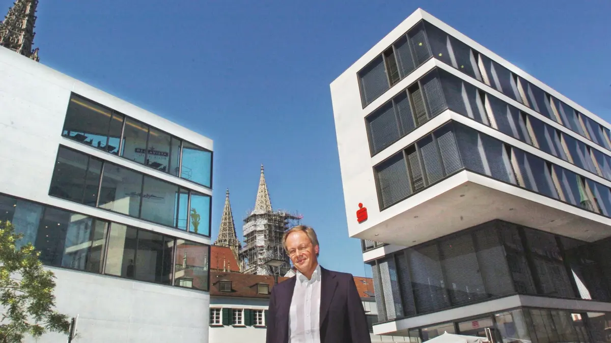 Braunfels Stephan: Der Architekt und Städtebau-Professor Stephan Braunfels zwischen Inhofers „Münstertor“-Kaufhaus und Sparkasse. Er hat beide Gebäude entworfen.