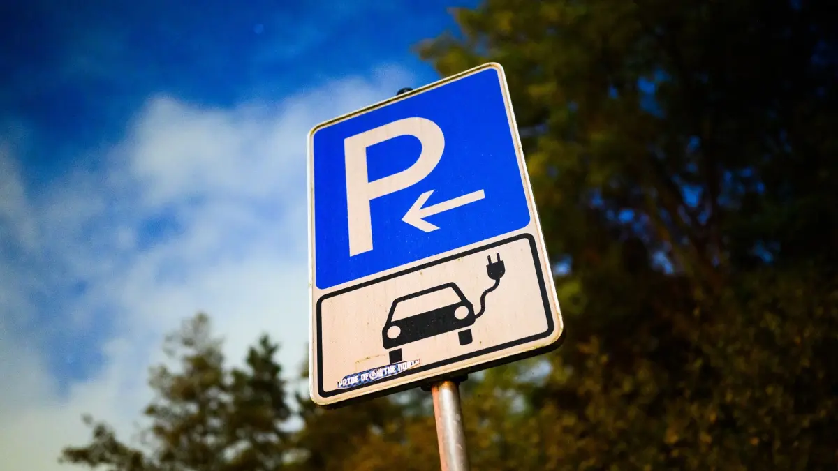 Autogipfel: 09.10.2025, Niedersachsen, Hannover: Ein Schild markiert einen Parkplatz für ein Elektroauto an einer öffentlichen Schnellladesäule. Vertreter von Politik, Herstellern und Zulieferern, Verbänden und Gewerkschaft sowie der Bundesländer mit Autoindustrie kommen zu einem sogenannten Autogipfel zusammen. Foto: Julian Stratenschulte/dpa +++ dpa-Bildfunk +++