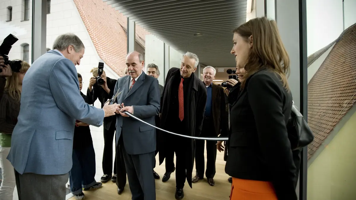 Ulm, Kunsthalle Weishaupt, Eröffnung, Museumssteg zum Ulmer Museum: Punkt 12 Uhr gaben OB Ivo Gönner und Siegfried Weishaupt gestern den Verbindungssteg zwischen dem Ulmer Museum und der Kunsthalle frei.