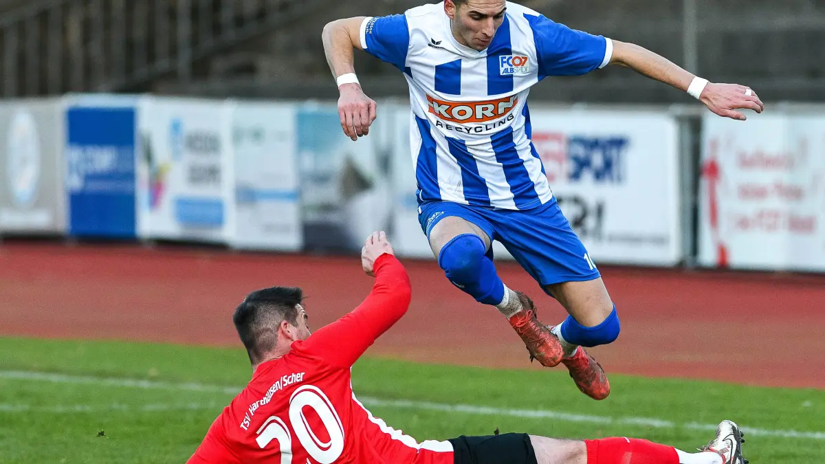 Denis Banda (FC 07 Albstadt #10), Akin AKtepe (TSV Harthausen Scher #20), Zweikampf,
FC 07 Albstadt vs. TSV Harthausen Scher, Fussball, Landesliga Staffel 3, Spieltag 16, Saison 2024 / 2025, 30.11.2024
Foto: EIBNER/Florian Schust