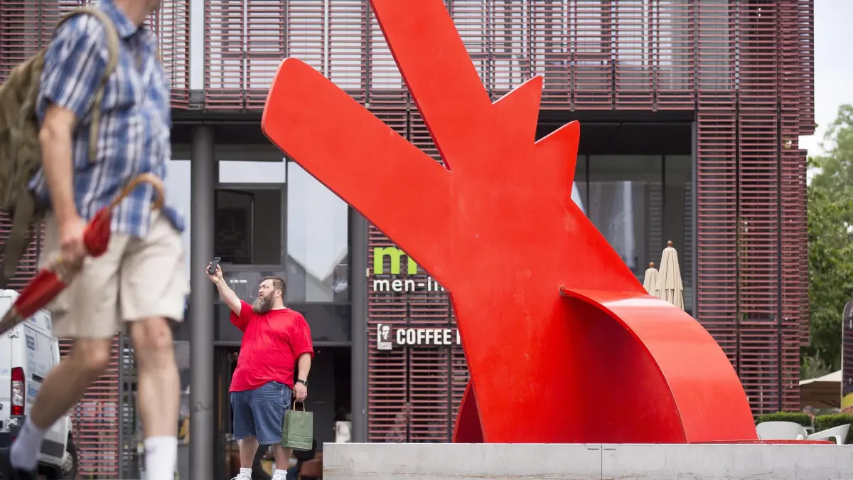 Keith Harings roter Hund vor der Kunsthalle Weishaupt wird saniert - kommt er zurück?: Keith Harings roter Hund vor der Kunsthalle Weishaupt wird saniert - kommt er zurück?