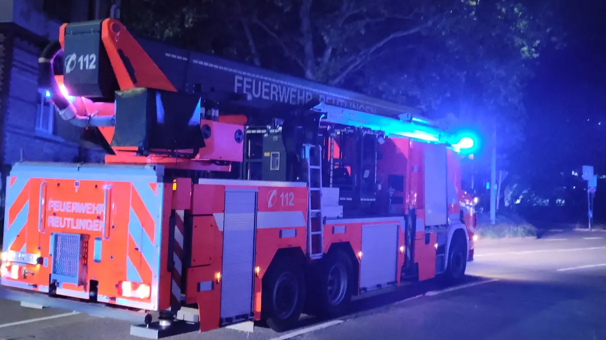 Die Reutlinger Feuerwehr musste am Donnerstagabend einen Brand in einem Mehrfamilienhaus löschen.