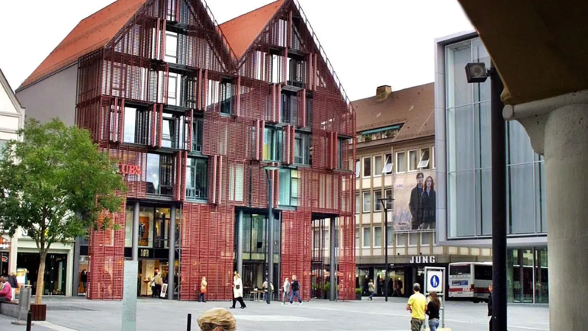 Ulm, Neue Mitte, Hans- und Sophie-Scholl-Platz, Ulmer Museumsgesellschaft: Markanter Blickfang am Hans- und Sophie-Scholl-Platz: Das umgebaute Haus der Museumsgesellschaft mit seinem Doppelgiebel.