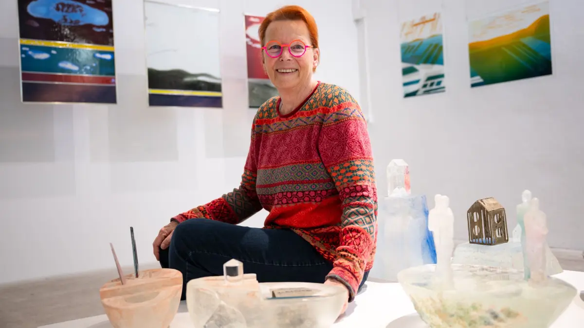 Die Künstlerin Ursula Huth inmitten ihrer Glaskunst in ihrer Ausstellung in der Kulturhalle Tübingen
