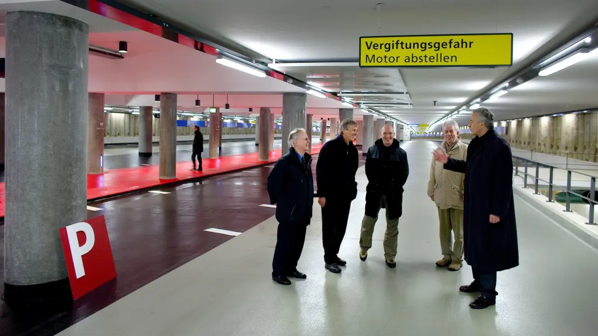 Ulm, Neue Straße, Parkhaus am Rathaus vor der Eröffnung: Letzter Rundgang in der Tiefgarage vor dem Start (von rechts): Bürgermeister Alexander Wetzig, Parkhaus-Chef Manfred Liekam, Architekt Adrian Hochstrasser sowie die Planer Klaus Patzelt und Pius Scherr.