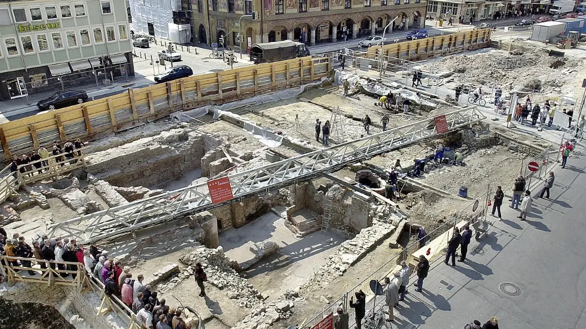 Ulm, Neue Straße, Grabungsstelle: Größte Grabungsbaustelle in Südddeutschland: Neue Straße in Ulm. Beachten: erschien am 16.05.2002 in der Rundschau