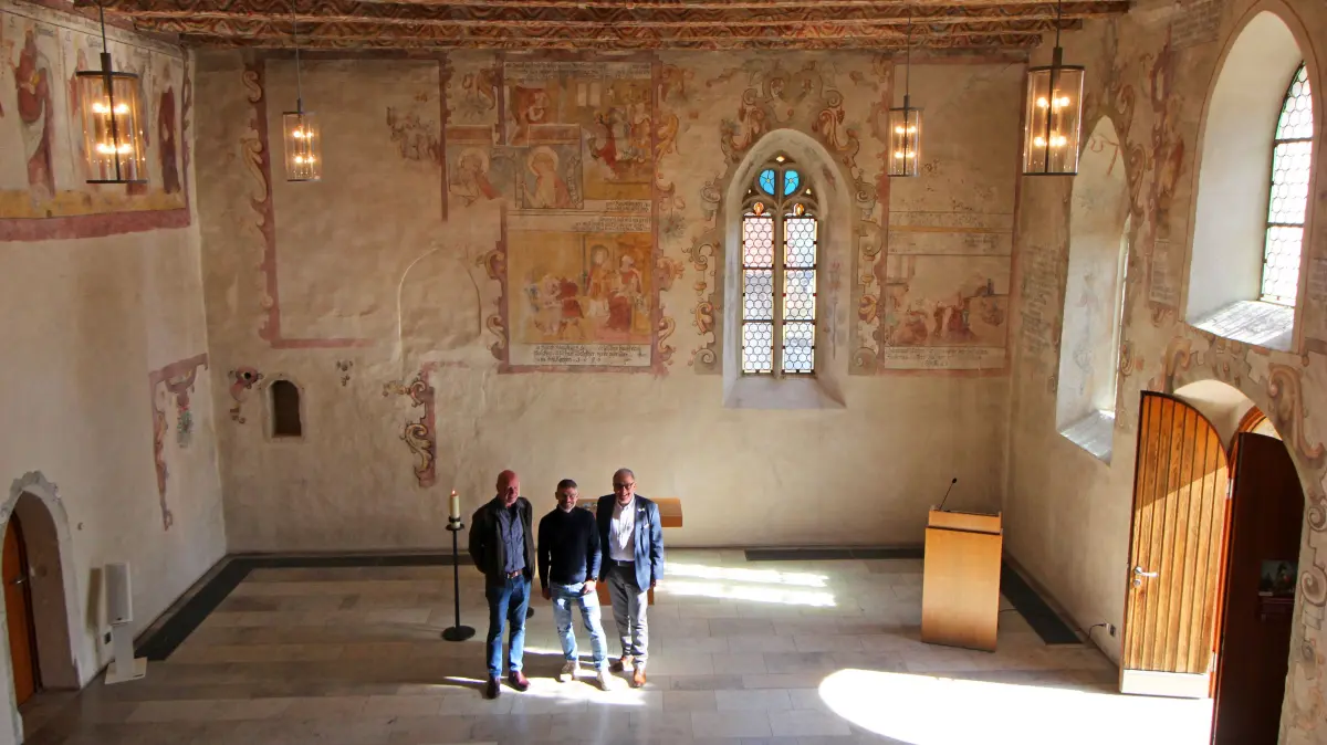 750 Jahre Stephanus-Kirche in Sondelfingen: (von links) Kurt Ziegler, Mike Bezirksbürgermeister Schenk und Reutlingens OB Thomas Keck bei der Programm-Präsentation.