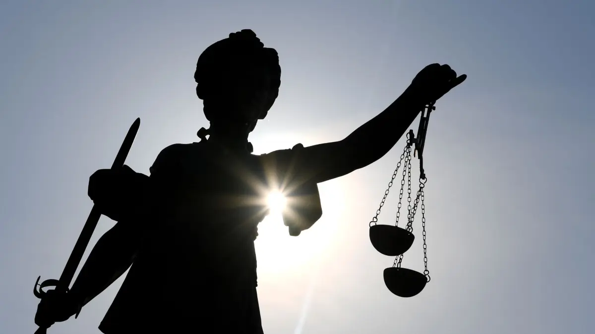 Justitia-Statue: ARCHIV - 25.02.2019, Hessen, Frankfurt/Main: Die Statue der Justitia mit einer Waage und einem Schwert. (zu dpa: «Weniger Verurteilungen in Hessen – Mehrheit Männer») Foto: Arne Dedert/dpa +++ dpa-Bildfunk +++