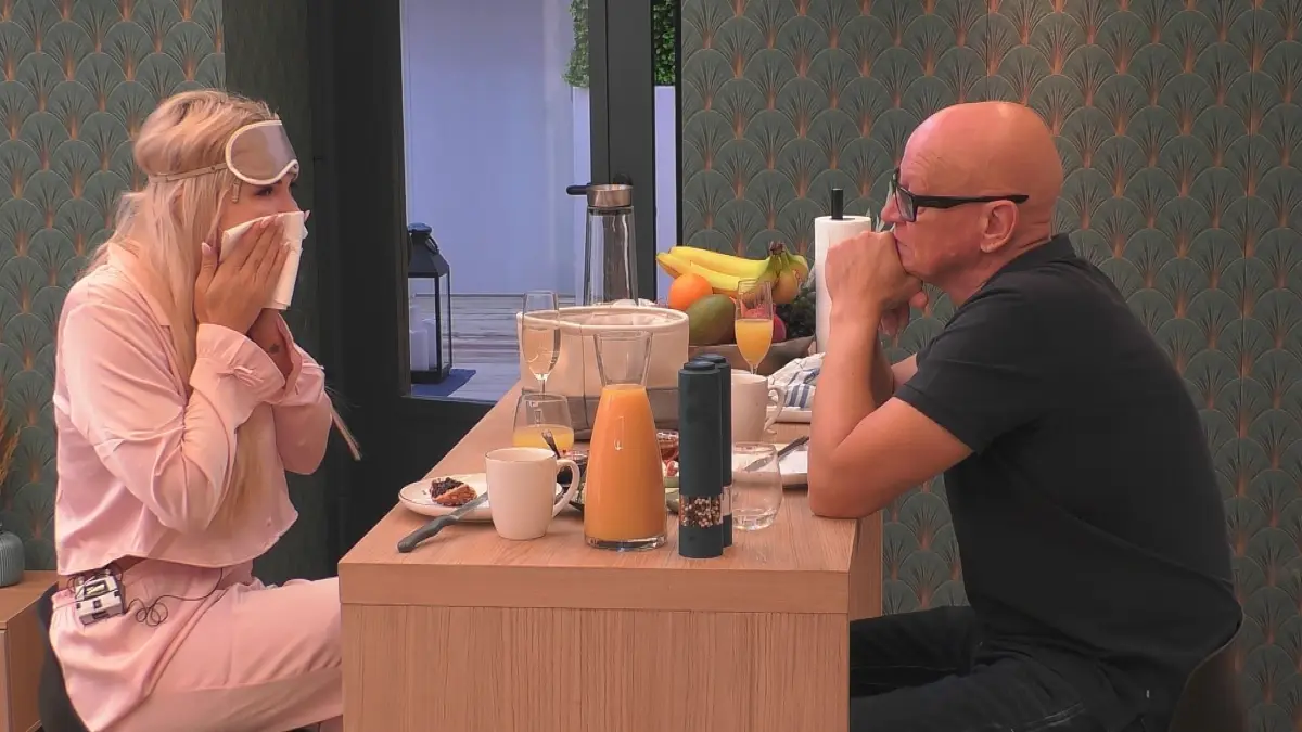 Laura Blond erzählt Michael Naseband bei Promi Big Brother von ihrer Halbschwester. Der Reality-Star bricht dabei in Tränen aus.