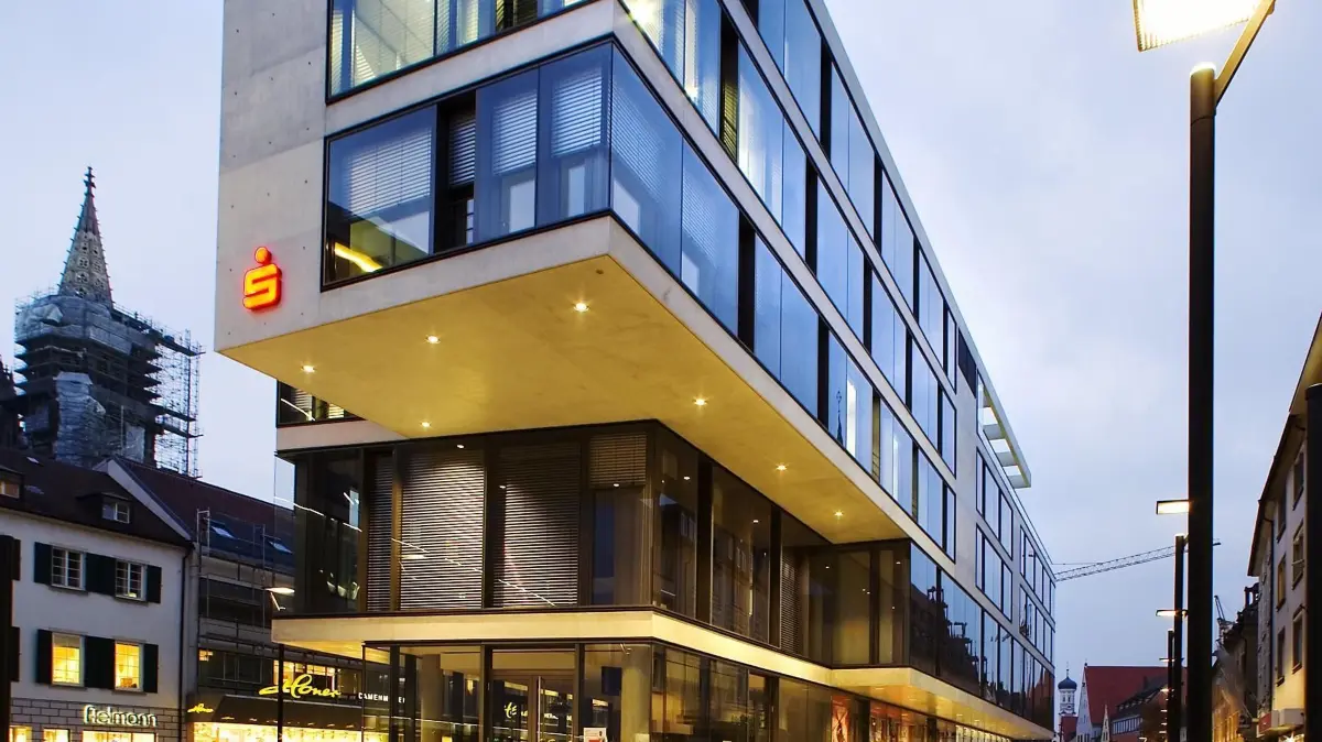 Ulm, Neue Straße, Sparkasse Ulm, Neubau, Eröffnung: Neue Mitte: Der Sparkassen Neubau ist fertig. Heute wird er feierlich eröffnet.