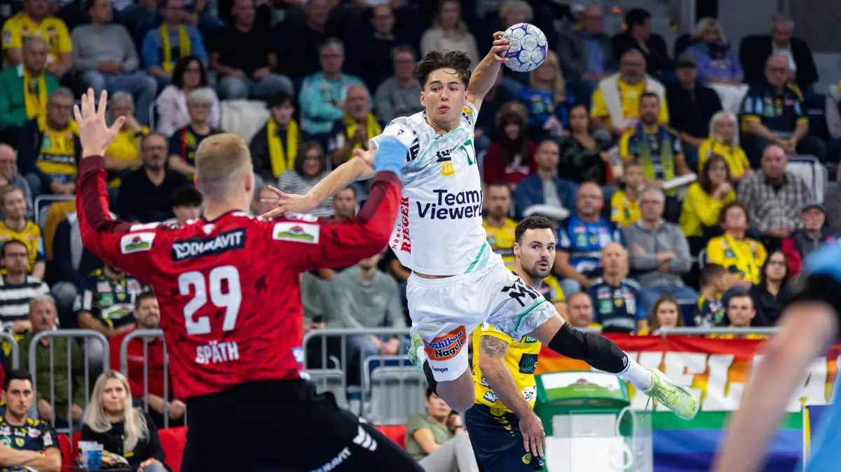 Rhein-Neckar-Loewen (RNL) vs. FRISCH AUF! Goeppingen (FAG), Handball, Maenner, Daikin Handball Bundesliga (HBL), 8. Spieltag, Spielzeit 2025/2026, 09.10.2025: Tim GOSSNER (FRISCH AUF! Goeppingen, #17) erzielt ein Tor, Aktion, Torwurf
Rhein-Neckar-Loewen (RNL) vs. FRISCH AUF! Goeppingen (FAG), Handball, Maenner, Daikin Handball Bundesliga (HBL), 8. Spieltag, Spielzeit 2025/2026, 09.10.2025
Foto: Eibner-Pressefoto/Oliver Schmidt