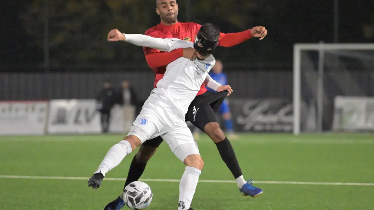 Young Boys Reutlingen vs. FC Holzhausen Fussball, Verbandsliga , 11.Spieltag, Saison 2025/2026, 10.10.2025 : Julio Leitao Gourgel (FC Holzhausen, #03) im Zweikampf mit Ante Galic (Young Boys Reutlingen, #11)
Young Boys Reutlingen vs. FC Holzhausen
Fussball, Verbandsliga , 11.Spieltag, Saison 2025/2026, 10.10.2025
Foto: Eibner-Pressefoto/ Tobias Baur