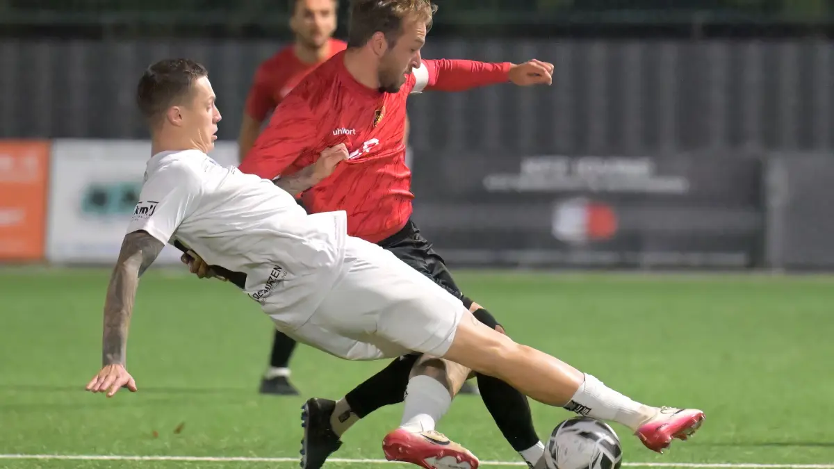 Young Boys Reutlingen vs. FC Holzhausen Fussball, Verbandsliga , 11.Spieltag, Saison 2025/2026, 10.10.2025 : Niklas Schaeuffele (FC Holzhausen, #21) im Zweikampf mit Marco Gaiser (Young Boys Reutlingen, #08)
Young Boys Reutlingen vs. FC Holzhausen
Fussball, Verbandsliga , 11.Spieltag, Saison 2025/2026, 10.10.2025
Foto: Eibner-Pressefoto/ Tobias Baur